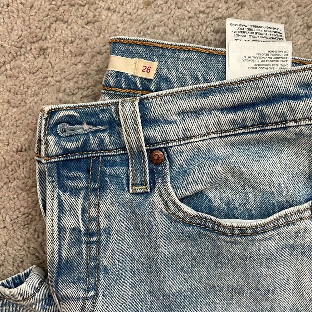 Levis - Picture 2 of 5